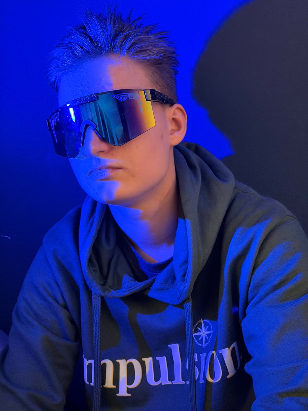 Zelda en sweat Impulsion et lunettes de sport, sous une lumière bleue