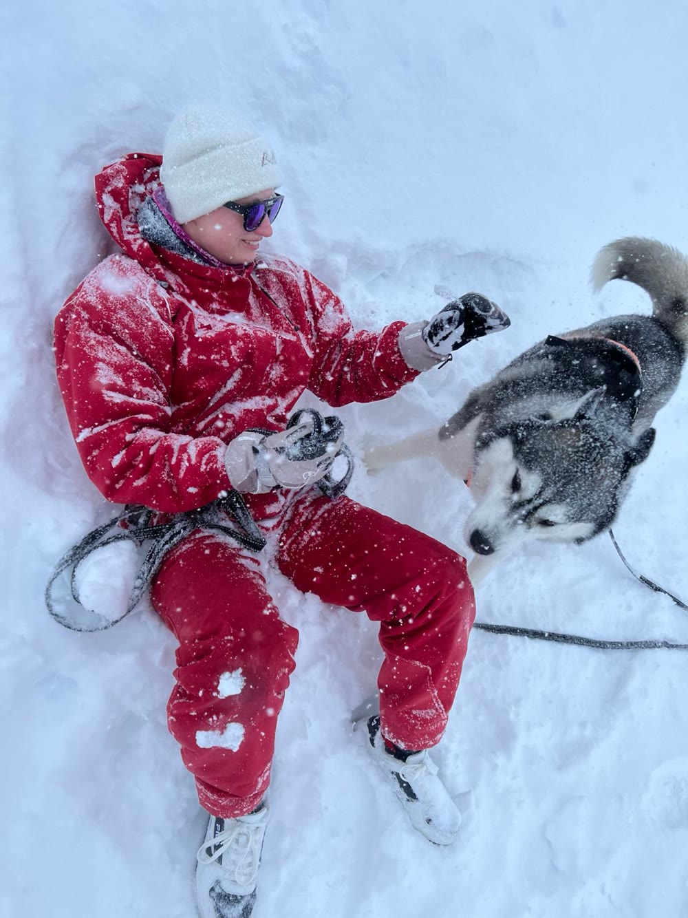 Zelda adossée à une colonne, face aux montagnes verdoyantes